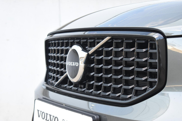 Volvo XC40 B4 211PK Automaat Plus Dark / Adaptive Cruise control / Extra getint glas / Harman Kardon / Elektrisch verstelbare stoelen met geheugen / Stoel- en stuurverwarming / Elektrisch panorama schuifdak / Trekhaak