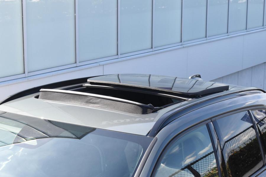 Volvo XC40 B4 211PK Automaat Plus Dark / Adaptive Cruise control / Extra getint glas / Harman Kardon / Elektrisch verstelbare stoelen met geheugen / Stoel- en stuurverwarming / Elektrisch panorama schuifdak / Trekhaak