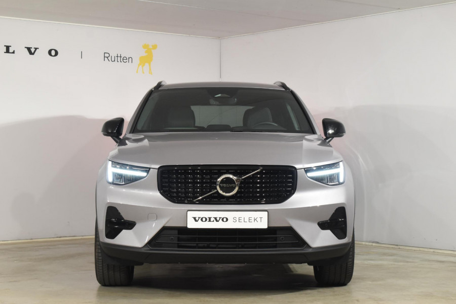 Volvo XC40 B4 211PK Automaat Plus Dark / Adaptive Cruise control / Extra getint glas / Harman Kardon / Elektrisch verstelbare stoelen met geheugen / Stoel- en stuurverwarming / Trekhaak