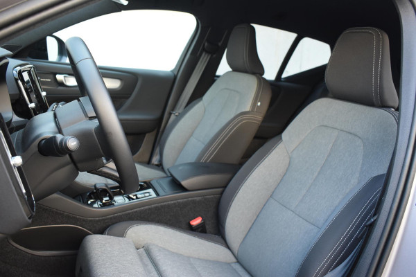 Volvo XC40 B4 211PK Automaat Plus Dark / Adaptive Cruise control / Extra getint glas / Harman Kardon / Elektrisch verstelbare stoelen met geheugen / Stoel- en stuurverwarming / Trekhaak