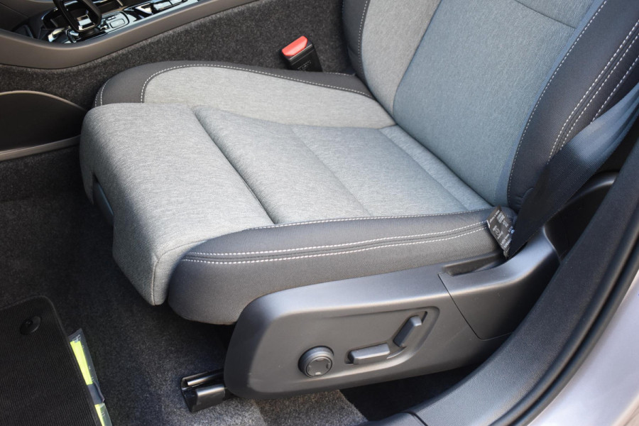 Volvo XC40 B4 211PK Automaat Plus Dark / Adaptive Cruise control / Extra getint glas / Harman Kardon / Elektrisch verstelbare stoelen met geheugen / Stoel- en stuurverwarming / Trekhaak