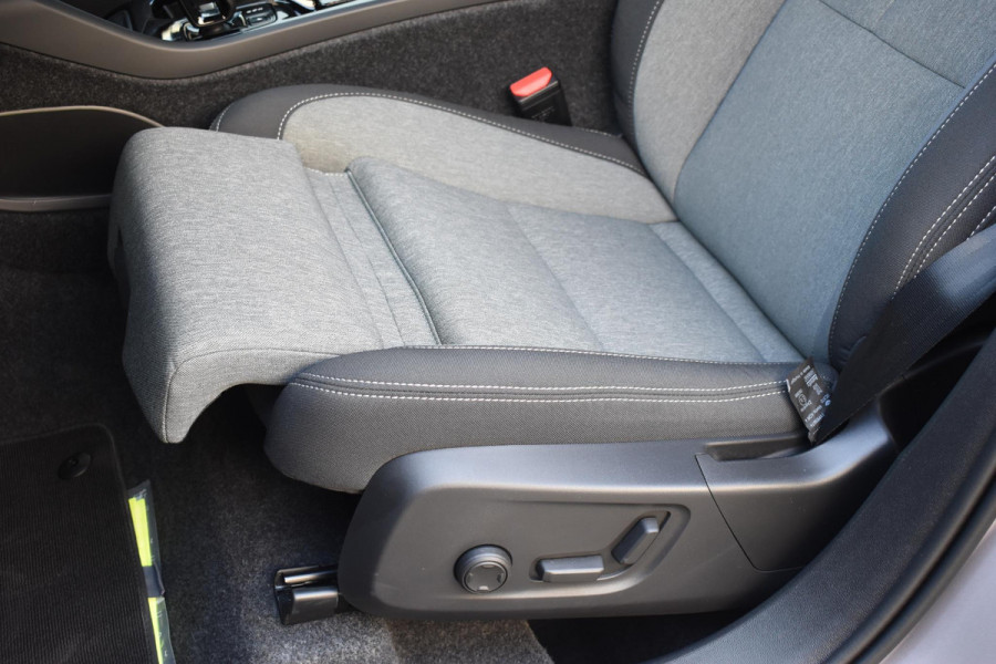 Volvo XC40 B4 211PK Automaat Plus Dark / Adaptive Cruise control / Extra getint glas / Harman Kardon / Elektrisch verstelbare stoelen met geheugen / Stoel- en stuurverwarming / Trekhaak