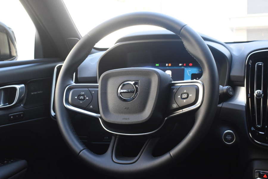 Volvo XC40 B4 211PK Automaat Plus Dark / Adaptive Cruise control / Extra getint glas / Harman Kardon / Elektrisch verstelbare stoelen met geheugen / Stoel- en stuurverwarming / Trekhaak
