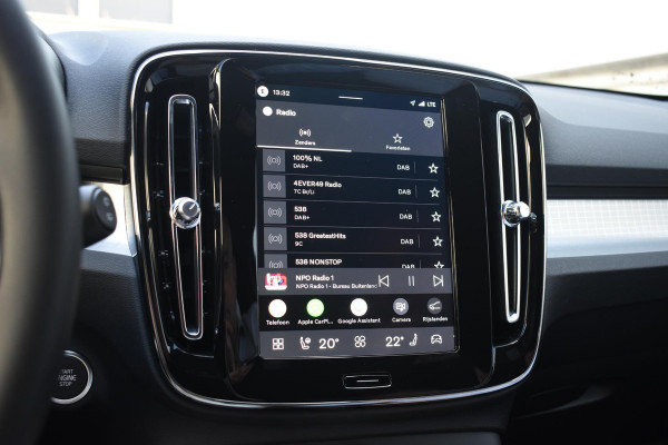 Volvo XC40 B4 211PK Automaat Plus Dark / Adaptive Cruise control / Extra getint glas / Harman Kardon / Elektrisch verstelbare stoelen met geheugen / Stoel- en stuurverwarming / Trekhaak