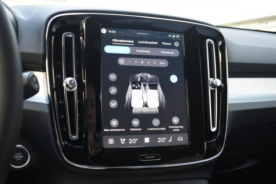 Volvo XC40 B4 211PK Automaat Plus Dark / Adaptive Cruise control / Extra getint glas / Harman Kardon / Elektrisch verstelbare stoelen met geheugen / Stoel- en stuurverwarming / Trekhaak