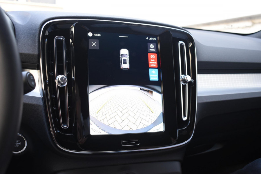 Volvo XC40 B4 211PK Automaat Plus Dark / Adaptive Cruise control / Extra getint glas / Harman Kardon / Elektrisch verstelbare stoelen met geheugen / Stoel- en stuurverwarming / Trekhaak