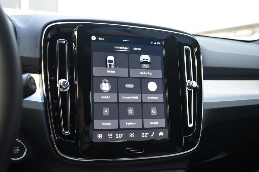 Volvo XC40 B4 211PK Automaat Plus Dark / Adaptive Cruise control / Extra getint glas / Harman Kardon / Elektrisch verstelbare stoelen met geheugen / Stoel- en stuurverwarming / Trekhaak