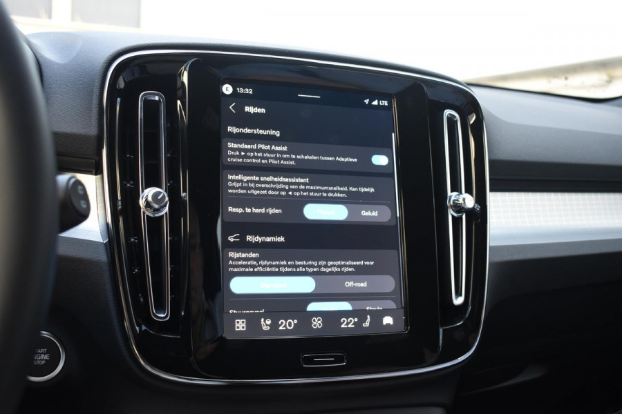 Volvo XC40 B4 211PK Automaat Plus Dark / Adaptive Cruise control / Extra getint glas / Harman Kardon / Elektrisch verstelbare stoelen met geheugen / Stoel- en stuurverwarming / Trekhaak