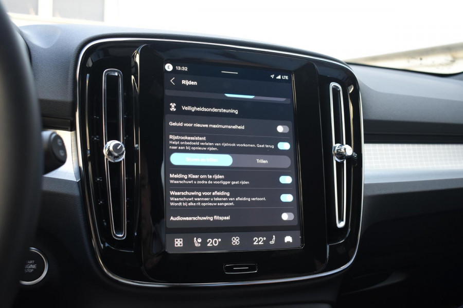 Volvo XC40 B4 211PK Automaat Plus Dark / Adaptive Cruise control / Extra getint glas / Harman Kardon / Elektrisch verstelbare stoelen met geheugen / Stoel- en stuurverwarming / Trekhaak