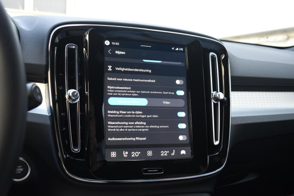 Volvo XC40 B4 211PK Automaat Plus Dark / Adaptive Cruise control / Extra getint glas / Harman Kardon / Elektrisch verstelbare stoelen met geheugen / Stoel- en stuurverwarming / Trekhaak