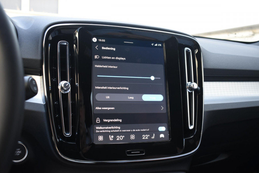 Volvo XC40 B4 211PK Automaat Plus Dark / Adaptive Cruise control / Extra getint glas / Harman Kardon / Elektrisch verstelbare stoelen met geheugen / Stoel- en stuurverwarming / Trekhaak