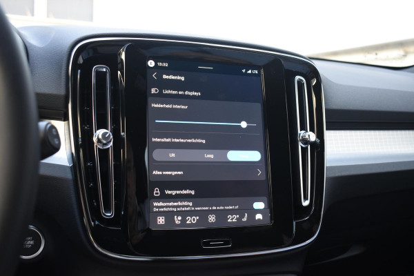 Volvo XC40 B4 211PK Automaat Plus Dark / Adaptive Cruise control / Extra getint glas / Harman Kardon / Elektrisch verstelbare stoelen met geheugen / Stoel- en stuurverwarming / Trekhaak