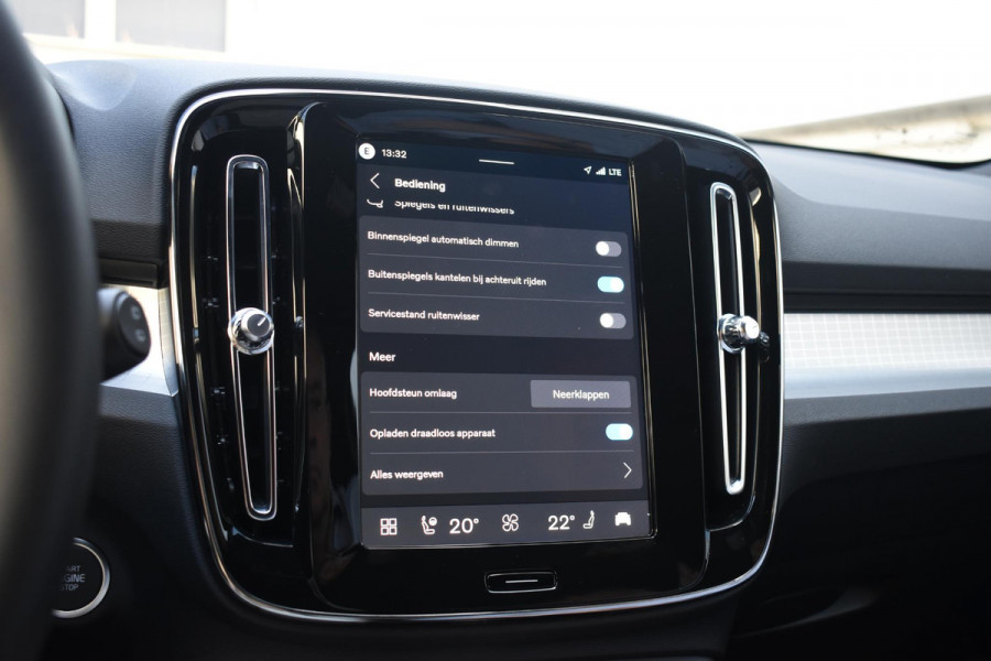 Volvo XC40 B4 211PK Automaat Plus Dark / Adaptive Cruise control / Extra getint glas / Harman Kardon / Elektrisch verstelbare stoelen met geheugen / Stoel- en stuurverwarming / Trekhaak