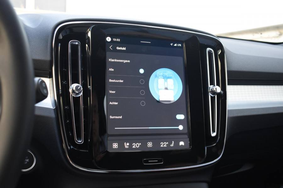 Volvo XC40 B4 211PK Automaat Plus Dark / Adaptive Cruise control / Extra getint glas / Harman Kardon / Elektrisch verstelbare stoelen met geheugen / Stoel- en stuurverwarming / Trekhaak