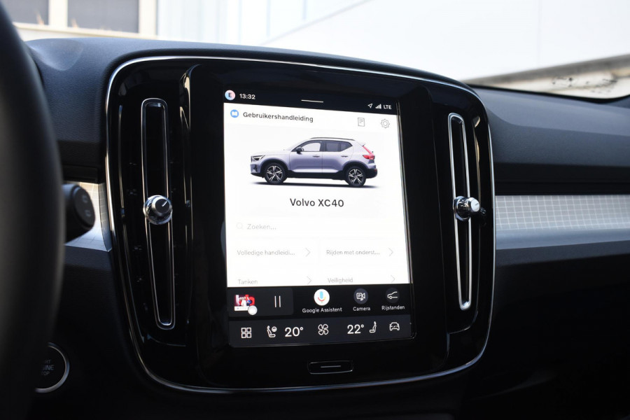 Volvo XC40 B4 211PK Automaat Plus Dark / Adaptive Cruise control / Extra getint glas / Harman Kardon / Elektrisch verstelbare stoelen met geheugen / Stoel- en stuurverwarming / Trekhaak