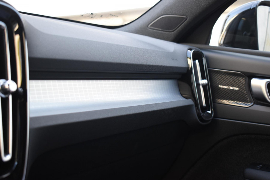 Volvo XC40 B4 211PK Automaat Plus Dark / Adaptive Cruise control / Extra getint glas / Harman Kardon / Elektrisch verstelbare stoelen met geheugen / Stoel- en stuurverwarming / Trekhaak
