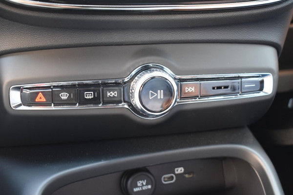 Volvo XC40 B4 211PK Automaat Plus Dark / Adaptive Cruise control / Extra getint glas / Harman Kardon / Elektrisch verstelbare stoelen met geheugen / Stoel- en stuurverwarming / Trekhaak
