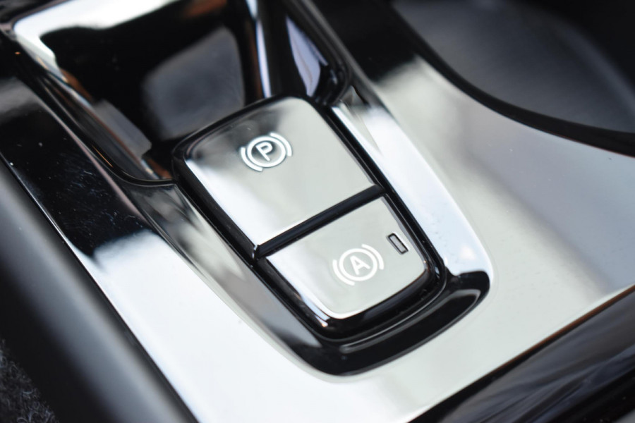 Volvo XC40 B4 211PK Automaat Plus Dark / Adaptive Cruise control / Extra getint glas / Harman Kardon / Elektrisch verstelbare stoelen met geheugen / Stoel- en stuurverwarming / Trekhaak