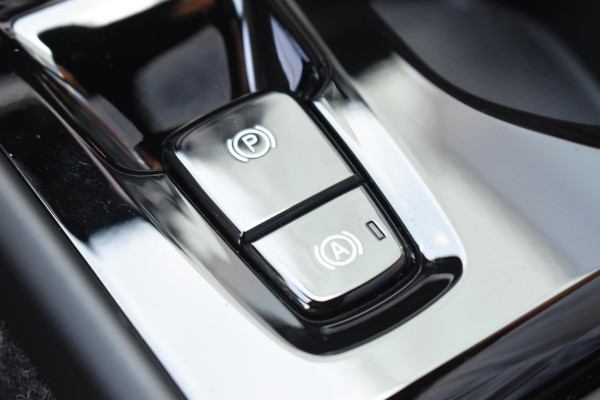 Volvo XC40 B4 211PK Automaat Plus Dark / Adaptive Cruise control / Extra getint glas / Harman Kardon / Elektrisch verstelbare stoelen met geheugen / Stoel- en stuurverwarming / Trekhaak