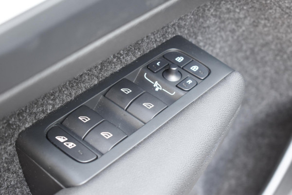 Volvo XC40 B4 211PK Automaat Plus Dark / Adaptive Cruise control / Extra getint glas / Harman Kardon / Elektrisch verstelbare stoelen met geheugen / Stoel- en stuurverwarming / Trekhaak