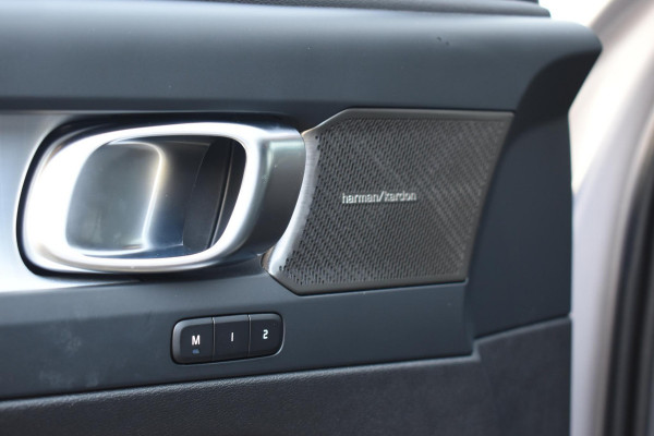 Volvo XC40 B4 211PK Automaat Plus Dark / Adaptive Cruise control / Extra getint glas / Harman Kardon / Elektrisch verstelbare stoelen met geheugen / Stoel- en stuurverwarming / Trekhaak