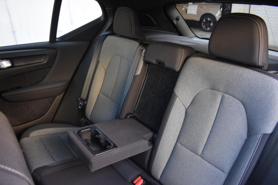 Volvo XC40 B4 211PK Automaat Plus Dark / Adaptive Cruise control / Extra getint glas / Harman Kardon / Elektrisch verstelbare stoelen met geheugen / Stoel- en stuurverwarming / Trekhaak