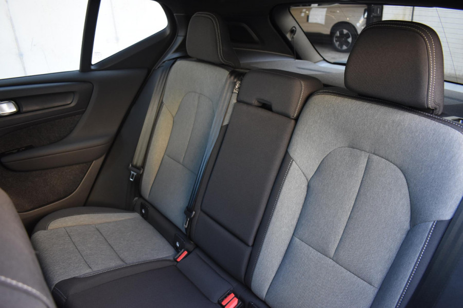 Volvo XC40 B4 211PK Automaat Plus Dark / Adaptive Cruise control / Extra getint glas / Harman Kardon / Elektrisch verstelbare stoelen met geheugen / Stoel- en stuurverwarming / Trekhaak