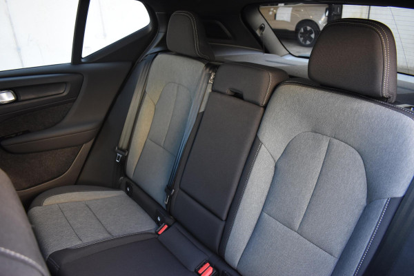 Volvo XC40 B4 211PK Automaat Plus Dark / Adaptive Cruise control / Extra getint glas / Harman Kardon / Elektrisch verstelbare stoelen met geheugen / Stoel- en stuurverwarming / Trekhaak