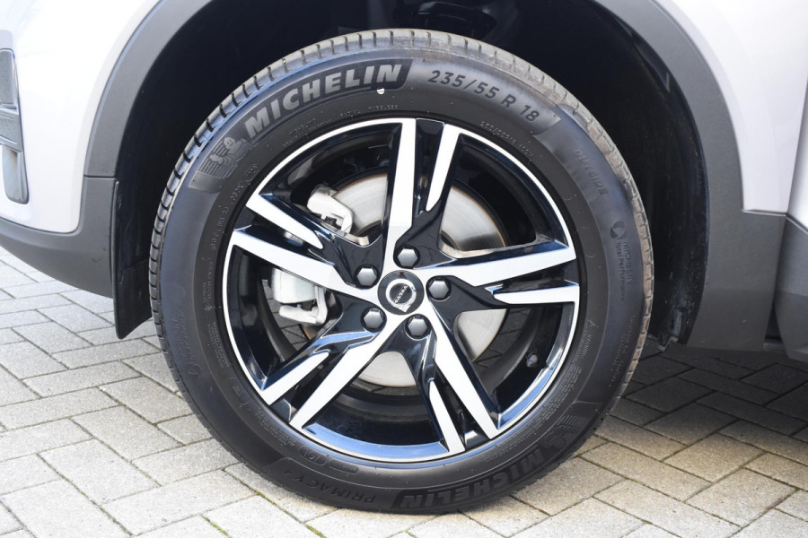 Volvo XC40 B4 211PK Automaat Plus Dark / Adaptive Cruise control / Extra getint glas / Harman Kardon / Elektrisch verstelbare stoelen met geheugen / Stoel- en stuurverwarming / Trekhaak
