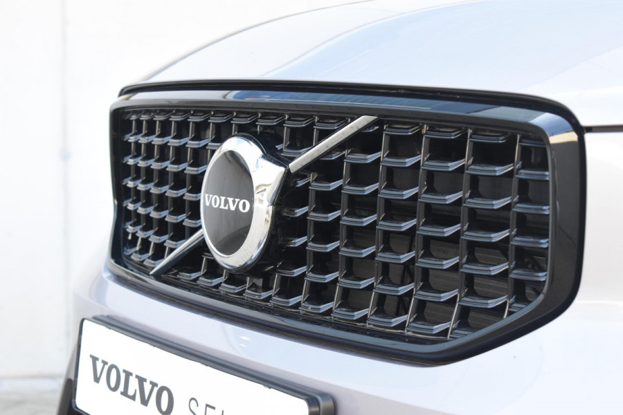 Volvo XC40 B4 211PK Automaat Plus Dark / Adaptive Cruise control / Extra getint glas / Harman Kardon / Elektrisch verstelbare stoelen met geheugen / Stoel- en stuurverwarming / Trekhaak