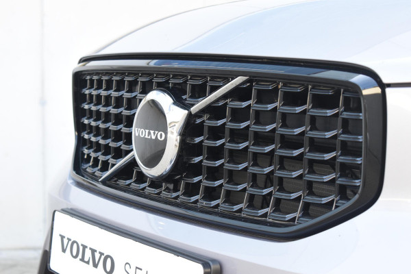 Volvo XC40 B4 211PK Automaat Plus Dark / Adaptive Cruise control / Extra getint glas / Harman Kardon / Elektrisch verstelbare stoelen met geheugen / Stoel- en stuurverwarming / Trekhaak