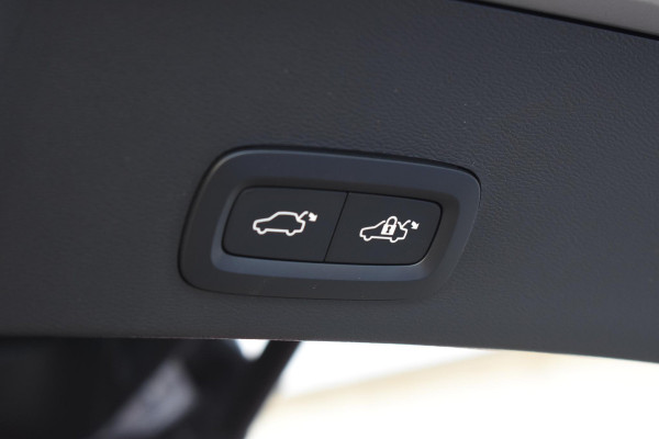 Volvo XC40 B4 211PK Automaat Plus Dark / Adaptive Cruise control / Extra getint glas / Harman Kardon / Elektrisch verstelbare stoelen met geheugen / Stoel- en stuurverwarming / Trekhaak