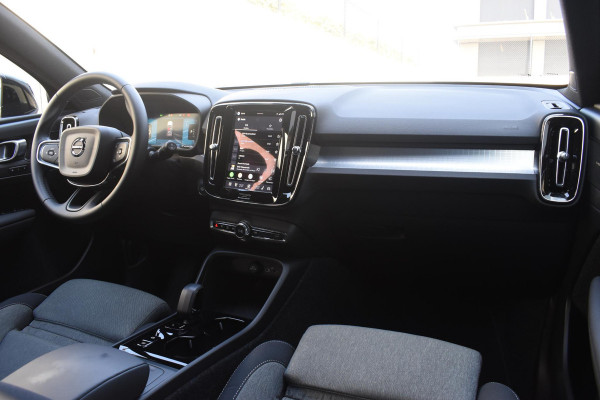 Volvo XC40 B4 211PK Automaat Plus Dark / Adaptive Cruise control / Extra getint glas / Harman Kardon / Elektrisch verstelbare stoelen met geheugen / Stoel- en stuurverwarming / Trekhaak