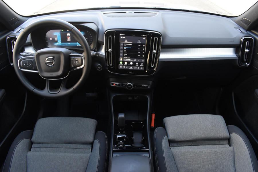 Volvo XC40 B4 211PK Automaat Plus Dark / Adaptive Cruise control / Extra getint glas / Harman Kardon / Elektrisch verstelbare stoelen met geheugen / Stoel- en stuurverwarming / Trekhaak