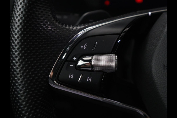 Škoda Octavia Combi1.5 e-TSI Sport Business | Stoelverwarming | Cruise control | Sfeerverlichting | Carplay | Navigatie | DAB | Park assist | Climate control | Trekhaak