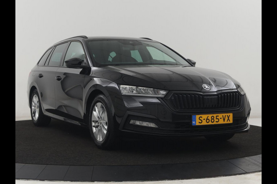Škoda Octavia Combi1.5 e-TSI Sport Business | Stoelverwarming | Cruise control | Sfeerverlichting | Carplay | Navigatie | DAB | Park assist | Climate control | Trekhaak