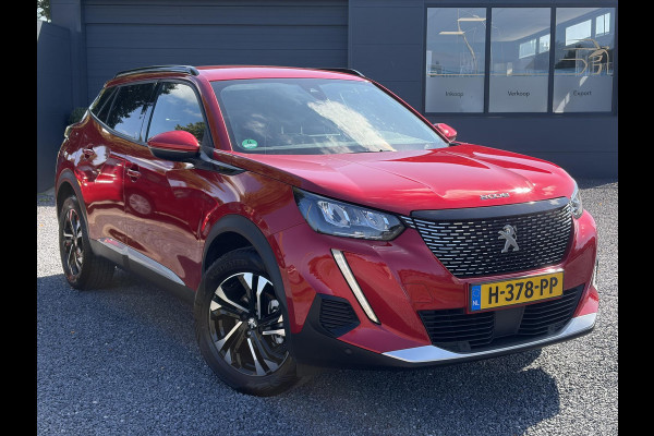 Peugeot 2008 1.2 PureTech Allure ✓Recent beurt gehad✓D-riem vv in 06-2025✓360° Camera✓Draadloze telefoonlader✓Carplay✓Keyless✓Automaat✓Trekhaak✓Halfleder✓Navi✓Clima✓Cruise✓131pk✓Lm velgen✓2e Eigenaar✓Pdc V+A✓Rijstrooksensor✓N.A.P✓Apk tot 04-2028