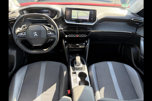 Peugeot 2008 1.2 PureTech Allure ✓Recent beurt gehad✓D-riem vv in 06-2025✓360° Camera✓Draadloze telefoonlader✓Carplay✓Keyless✓Automaat✓Trekhaak✓Halfleder✓Navi✓Clima✓Cruise✓131pk✓Lm velgen✓2e Eigenaar✓Pdc V+A✓Rijstrooksensor✓N.A.P✓Apk tot 04-2028