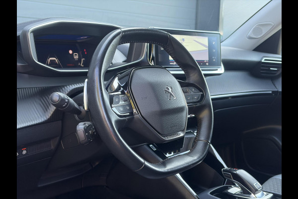 Peugeot 2008 1.2 PureTech Allure ✓Recent beurt gehad✓D-riem vv in 06-2025✓360° Camera✓Draadloze telefoonlader✓Carplay✓Keyless✓Automaat✓Trekhaak✓Halfleder✓Navi✓Clima✓Cruise✓131pk✓Lm velgen✓2e Eigenaar✓Pdc V+A✓Rijstrooksensor✓N.A.P✓Apk tot 04-2028