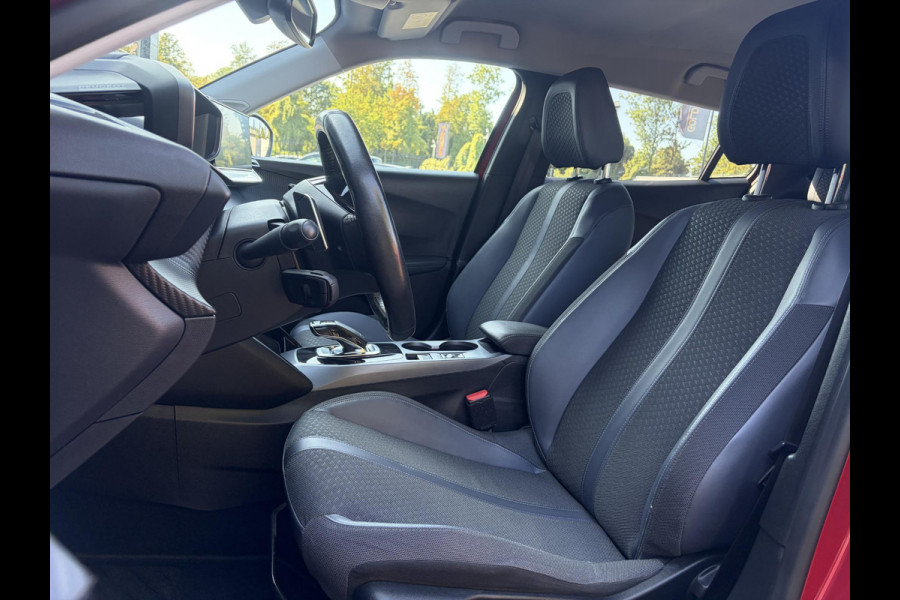 Peugeot 2008 1.2 PureTech Allure ✓Recent beurt gehad✓D-riem vv in 06-2025✓360° Camera✓Draadloze telefoonlader✓Carplay✓Keyless✓Automaat✓Trekhaak✓Halfleder✓Navi✓Clima✓Cruise✓131pk✓Lm velgen✓2e Eigenaar✓Pdc V+A✓Rijstrooksensor✓N.A.P✓Apk tot 04-2028