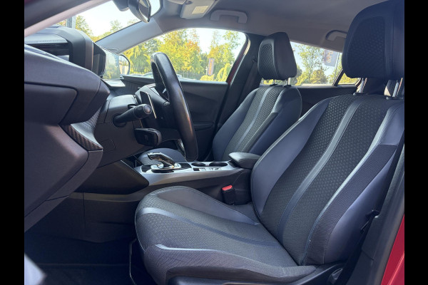 Peugeot 2008 1.2 PureTech Allure ✓Recent beurt gehad✓D-riem vv in 06-2025✓360° Camera✓Draadloze telefoonlader✓Carplay✓Keyless✓Automaat✓Trekhaak✓Halfleder✓Navi✓Clima✓Cruise✓131pk✓Lm velgen✓2e Eigenaar✓Pdc V+A✓Rijstrooksensor✓N.A.P✓Apk tot 04-2028