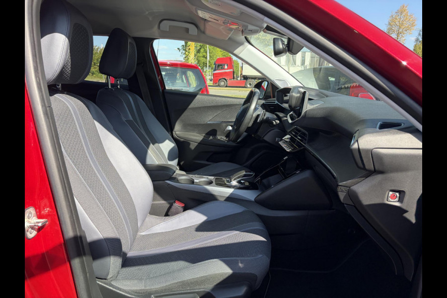 Peugeot 2008 1.2 PureTech Allure ✓Recent beurt gehad✓D-riem vv in 06-2025✓360° Camera✓Draadloze telefoonlader✓Carplay✓Keyless✓Automaat✓Trekhaak✓Halfleder✓Navi✓Clima✓Cruise✓131pk✓Lm velgen✓2e Eigenaar✓Pdc V+A✓Rijstrooksensor✓N.A.P✓Apk tot 04-2028