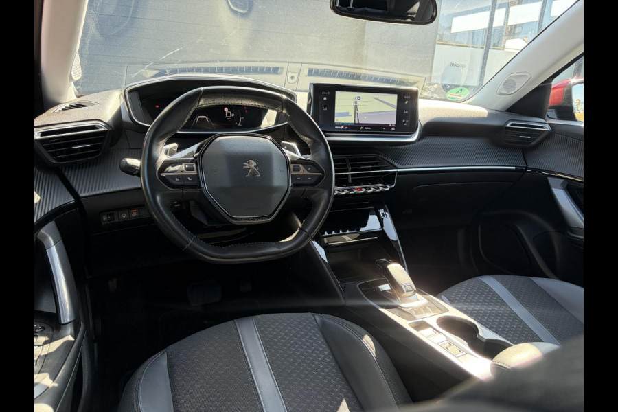 Peugeot 2008 1.2 PureTech Allure ✓Recent beurt gehad✓D-riem vv in 06-2025✓360° Camera✓Draadloze telefoonlader✓Carplay✓Keyless✓Automaat✓Trekhaak✓Halfleder✓Navi✓Clima✓Cruise✓131pk✓Lm velgen✓2e Eigenaar✓Pdc V+A✓Rijstrooksensor✓N.A.P✓Apk tot 04-2028