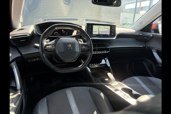 Peugeot 2008 1.2 PureTech Allure ✓Recent beurt gehad✓D-riem vv in 06-2025✓360° Camera✓Draadloze telefoonlader✓Carplay✓Keyless✓Automaat✓Trekhaak✓Halfleder✓Navi✓Clima✓Cruise✓131pk✓Lm velgen✓2e Eigenaar✓Pdc V+A✓Rijstrooksensor✓N.A.P✓Apk tot 04-2028