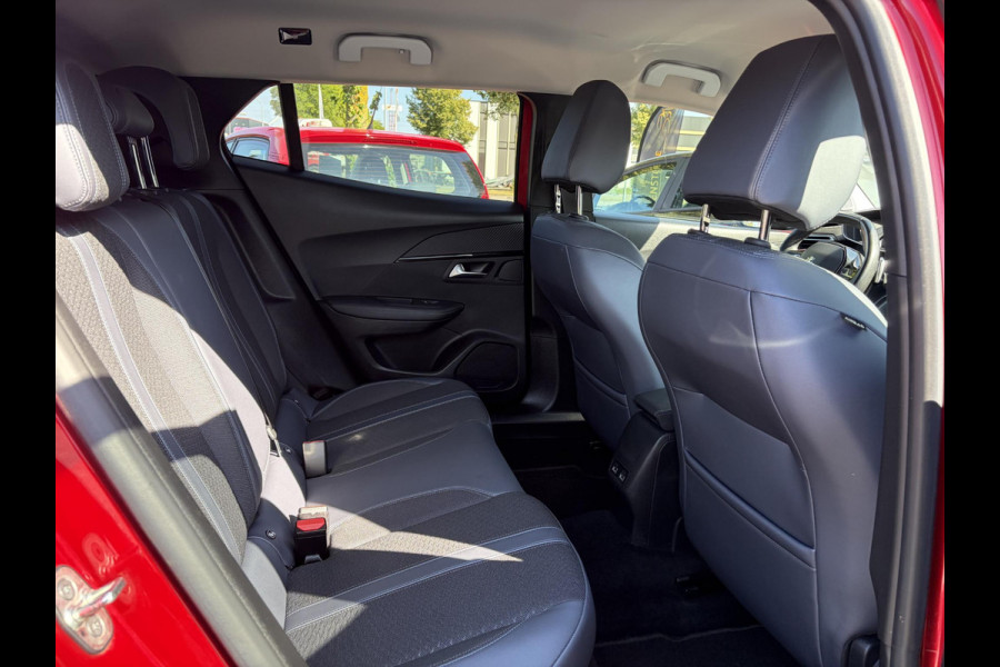 Peugeot 2008 1.2 PureTech Allure ✓Recent beurt gehad✓D-riem vv in 06-2025✓360° Camera✓Draadloze telefoonlader✓Carplay✓Keyless✓Automaat✓Trekhaak✓Halfleder✓Navi✓Clima✓Cruise✓131pk✓Lm velgen✓2e Eigenaar✓Pdc V+A✓Rijstrooksensor✓N.A.P✓Apk tot 04-2028