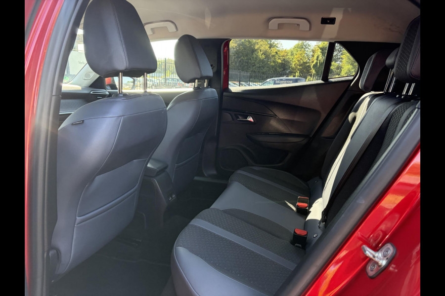 Peugeot 2008 1.2 PureTech Allure ✓Recent beurt gehad✓D-riem vv in 06-2025✓360° Camera✓Draadloze telefoonlader✓Carplay✓Keyless✓Automaat✓Trekhaak✓Halfleder✓Navi✓Clima✓Cruise✓131pk✓Lm velgen✓2e Eigenaar✓Pdc V+A✓Rijstrooksensor✓N.A.P✓Apk tot 04-2028