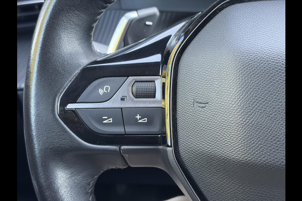 Peugeot 2008 1.2 PureTech Allure ✓Recent beurt gehad✓D-riem vv in 06-2025✓360° Camera✓Draadloze telefoonlader✓Carplay✓Keyless✓Automaat✓Trekhaak✓Halfleder✓Navi✓Clima✓Cruise✓131pk✓Lm velgen✓2e Eigenaar✓Pdc V+A✓Rijstrooksensor✓N.A.P✓Apk tot 04-2028