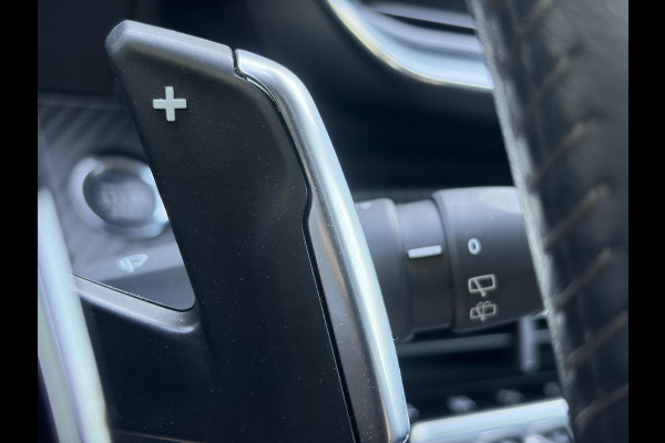 Peugeot 2008 1.2 PureTech Allure ✓Recent beurt gehad✓D-riem vv in 06-2025✓360° Camera✓Draadloze telefoonlader✓Carplay✓Keyless✓Automaat✓Trekhaak✓Halfleder✓Navi✓Clima✓Cruise✓131pk✓Lm velgen✓2e Eigenaar✓Pdc V+A✓Rijstrooksensor✓N.A.P✓Apk tot 04-2028