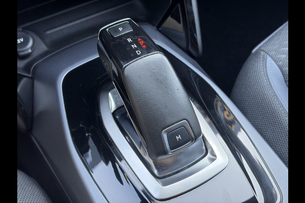 Peugeot 2008 1.2 PureTech Allure ✓Recent beurt gehad✓D-riem vv in 06-2025✓360° Camera✓Draadloze telefoonlader✓Carplay✓Keyless✓Automaat✓Trekhaak✓Halfleder✓Navi✓Clima✓Cruise✓131pk✓Lm velgen✓2e Eigenaar✓Pdc V+A✓Rijstrooksensor✓N.A.P✓Apk tot 04-2028