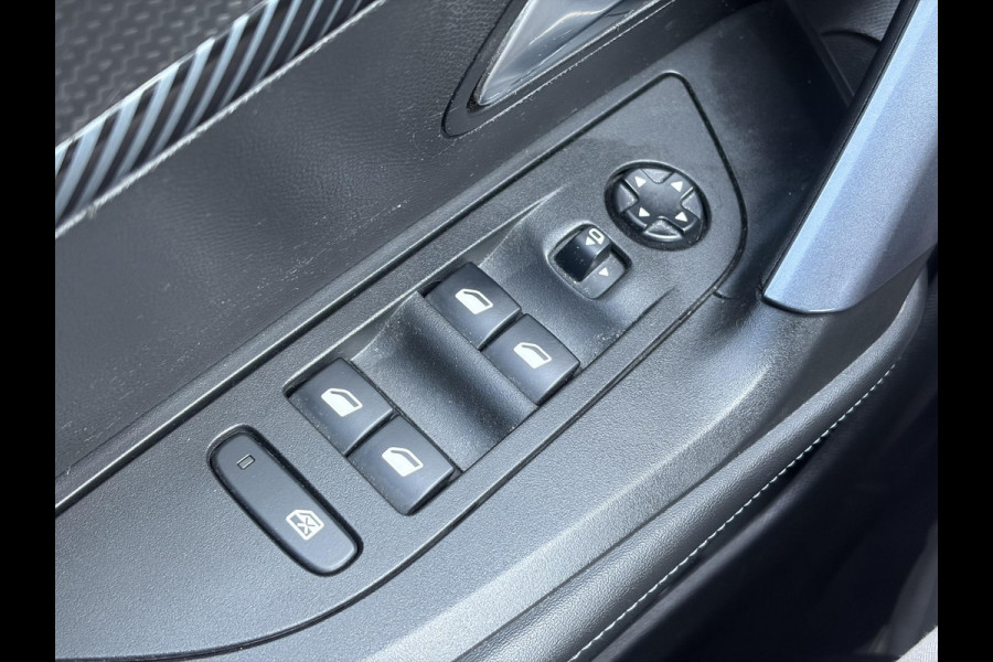 Peugeot 2008 1.2 PureTech Allure ✓Recent beurt gehad✓D-riem vv in 06-2025✓360° Camera✓Draadloze telefoonlader✓Carplay✓Keyless✓Automaat✓Trekhaak✓Halfleder✓Navi✓Clima✓Cruise✓131pk✓Lm velgen✓2e Eigenaar✓Pdc V+A✓Rijstrooksensor✓N.A.P✓Apk tot 04-2028